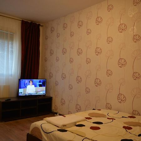 Iulia Studio 9 Bukares Bagian luar foto