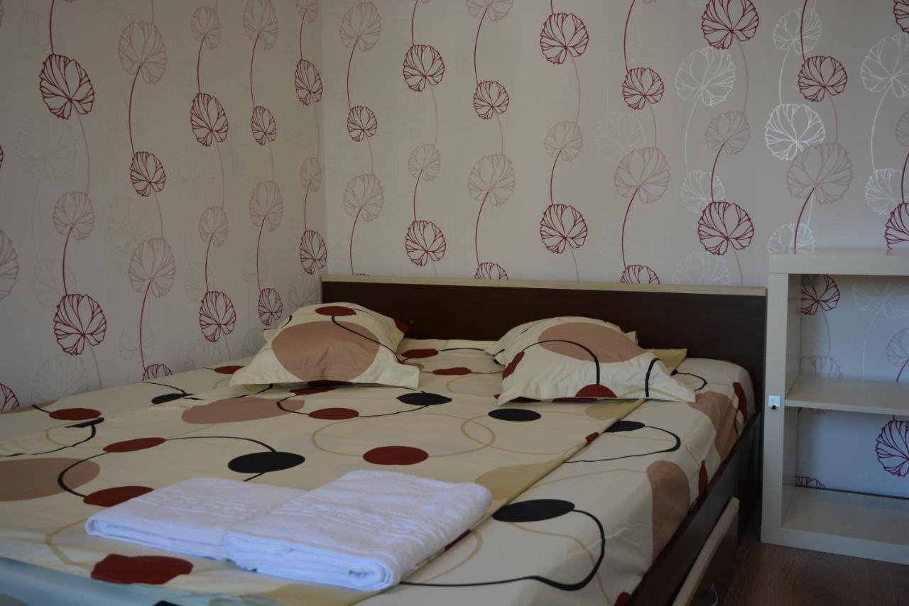 Iulia Studio 9 Bukares Bagian luar foto