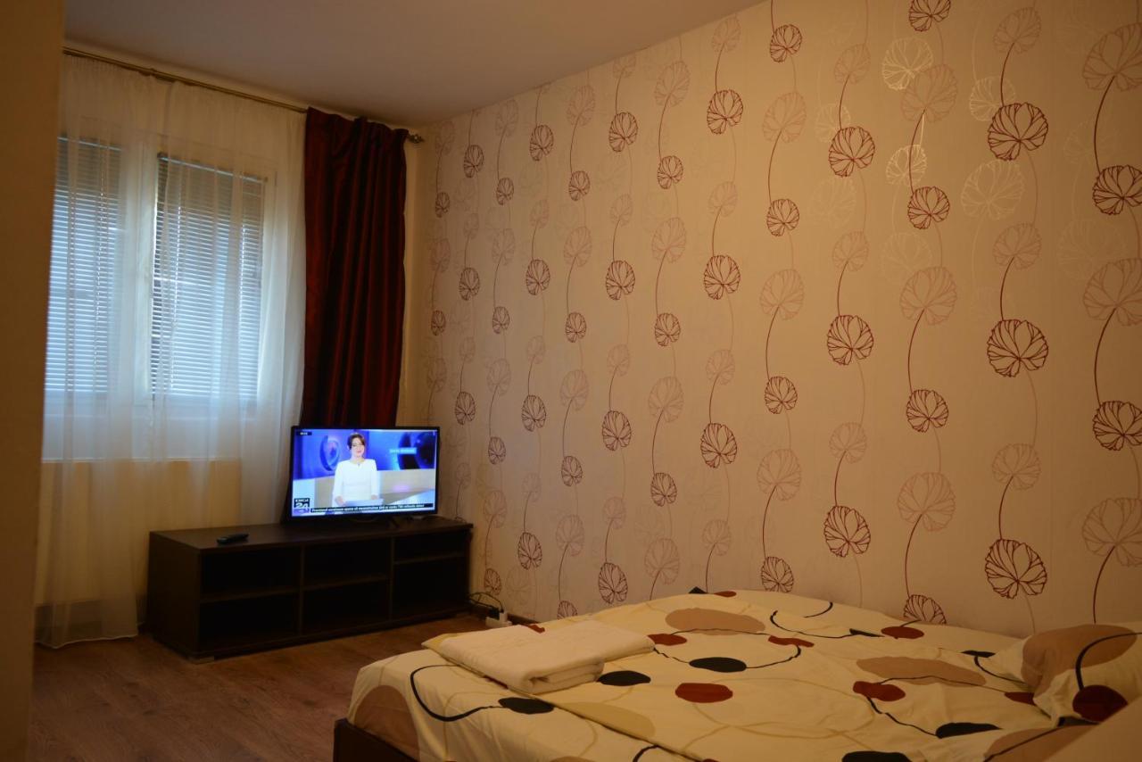 Iulia Studio 9 Bukares Bagian luar foto