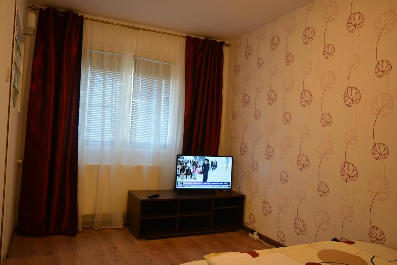 Iulia Studio 9 Bukares Bagian luar foto